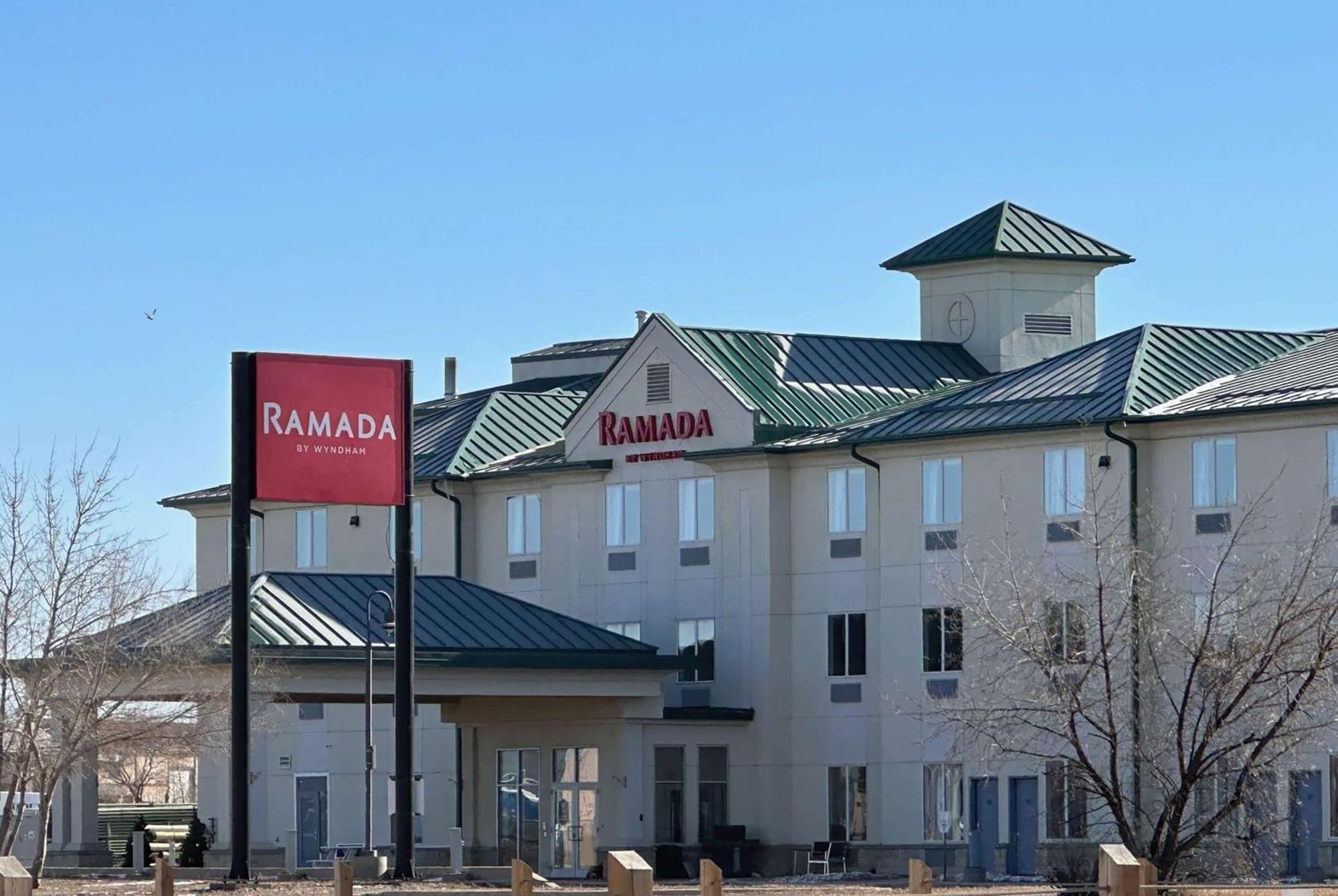 Ramada By Wyndham Estevan Exteriör bild