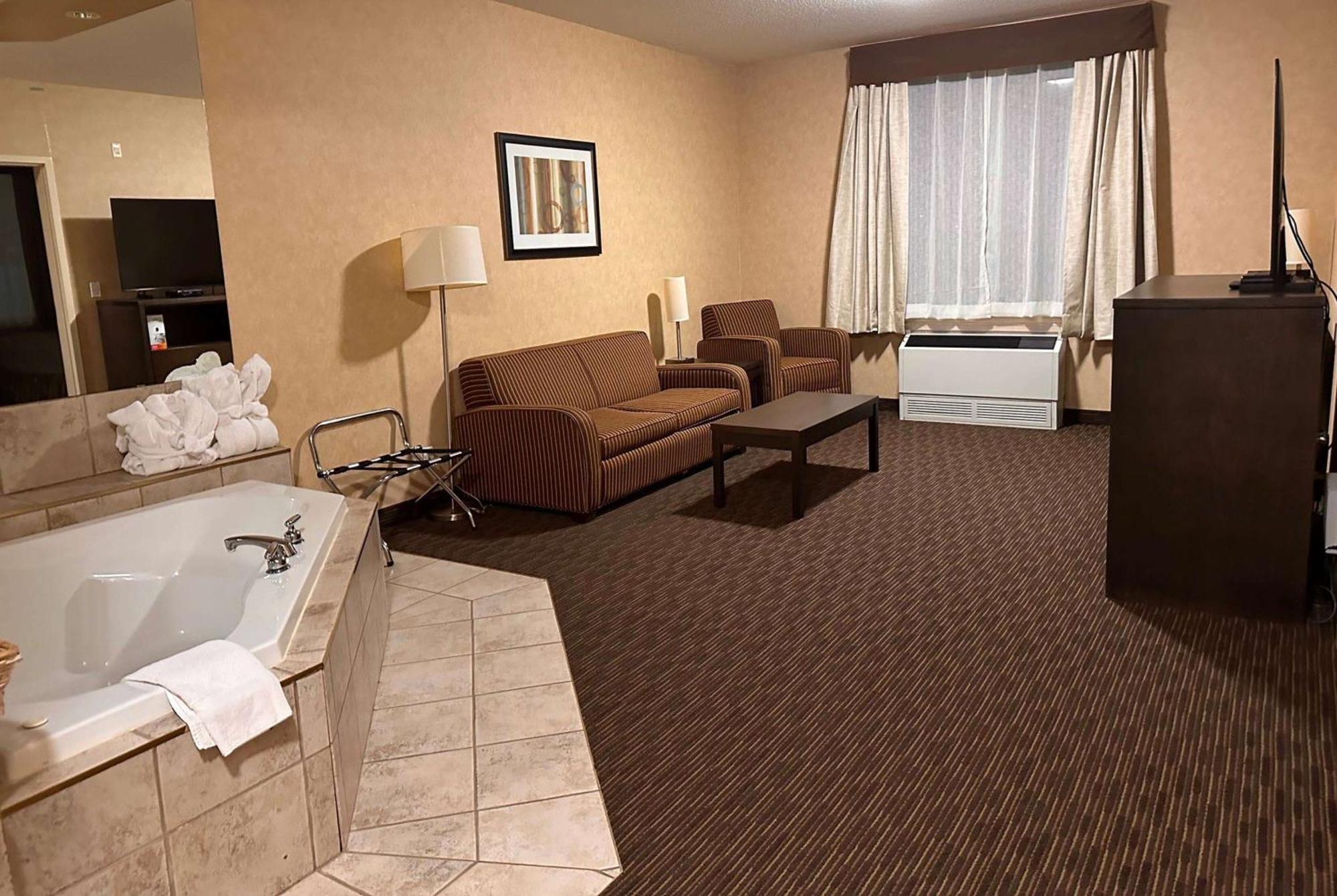 Ramada By Wyndham Estevan Exteriör bild