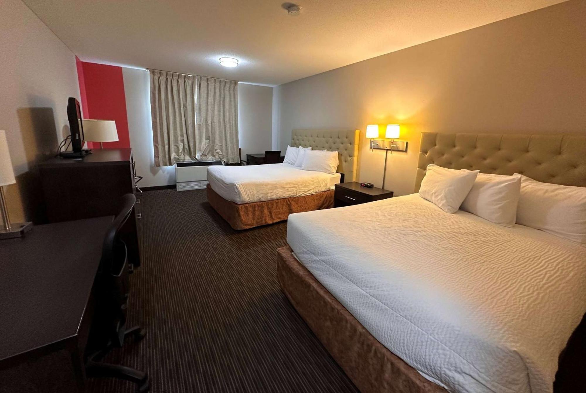 Ramada By Wyndham Estevan Exteriör bild