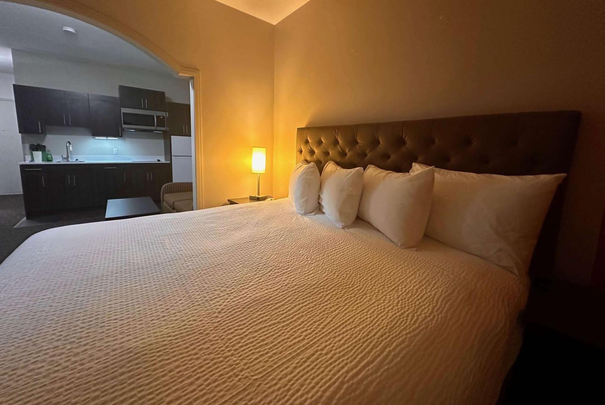 Ramada By Wyndham Estevan Exteriör bild