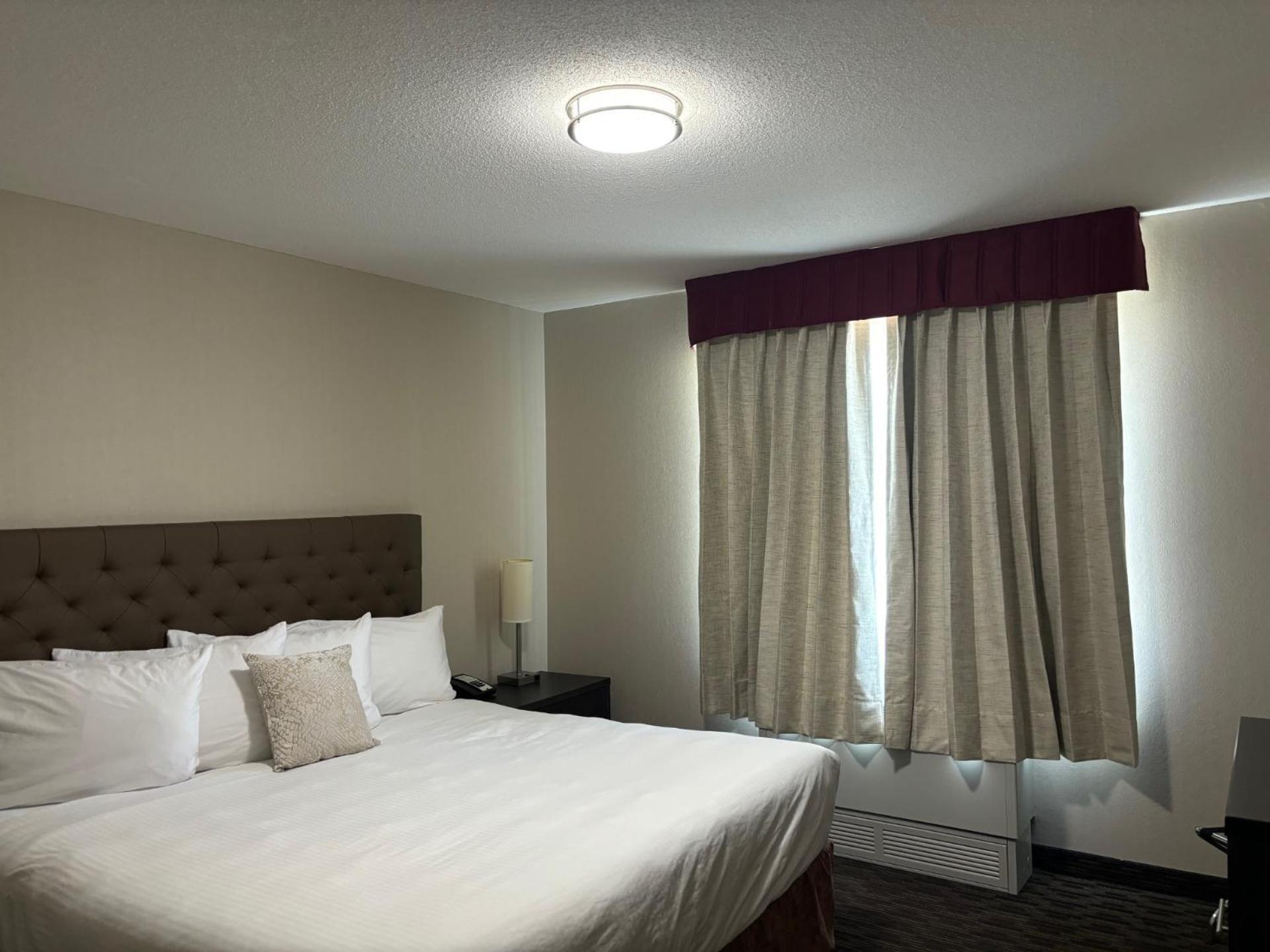 Ramada By Wyndham Estevan Exteriör bild
