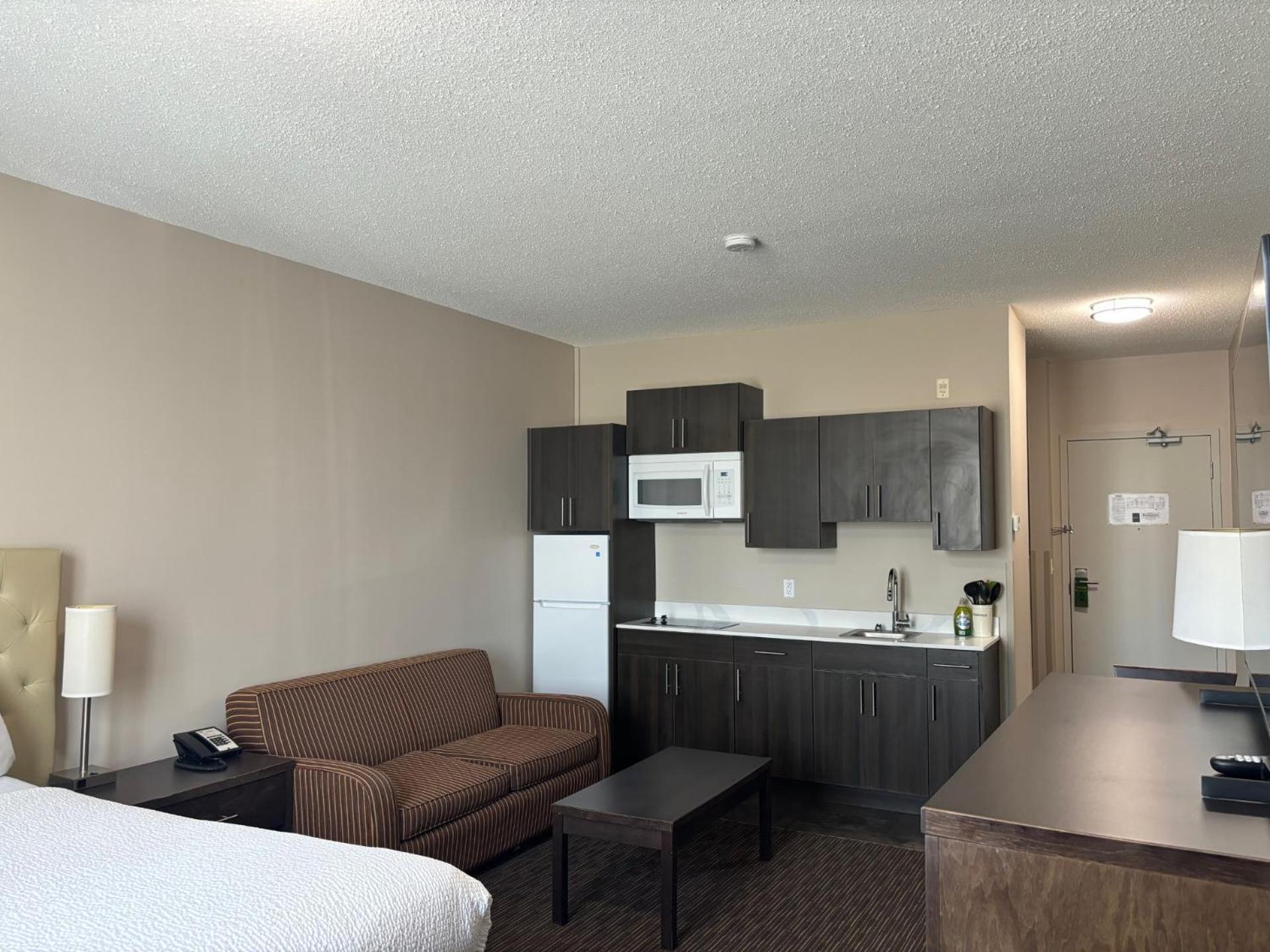 Ramada By Wyndham Estevan Exteriör bild