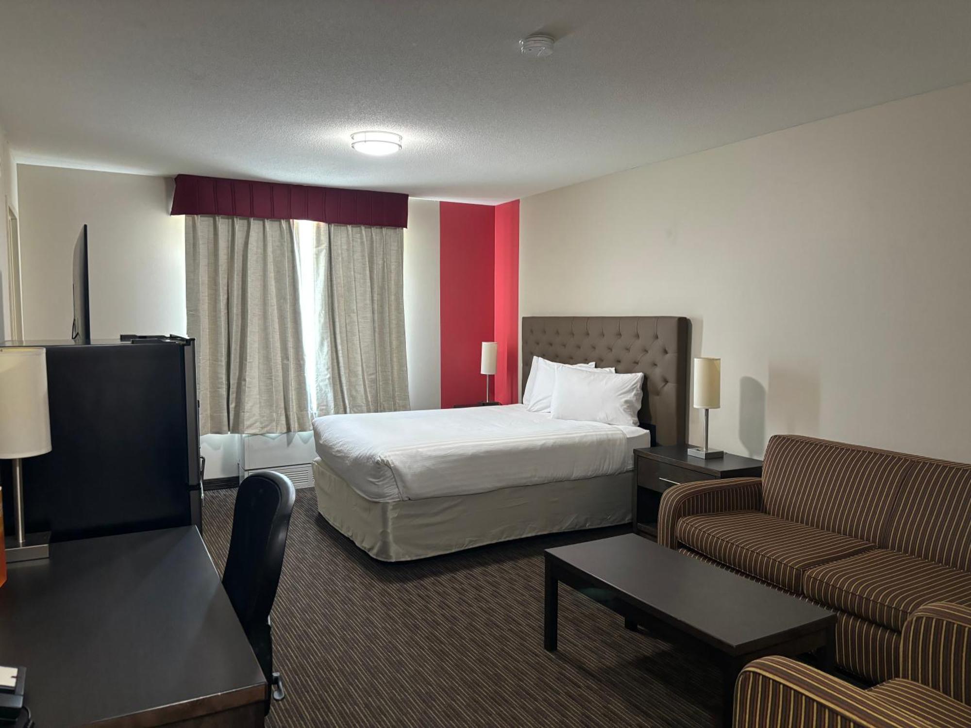 Ramada By Wyndham Estevan Exteriör bild
