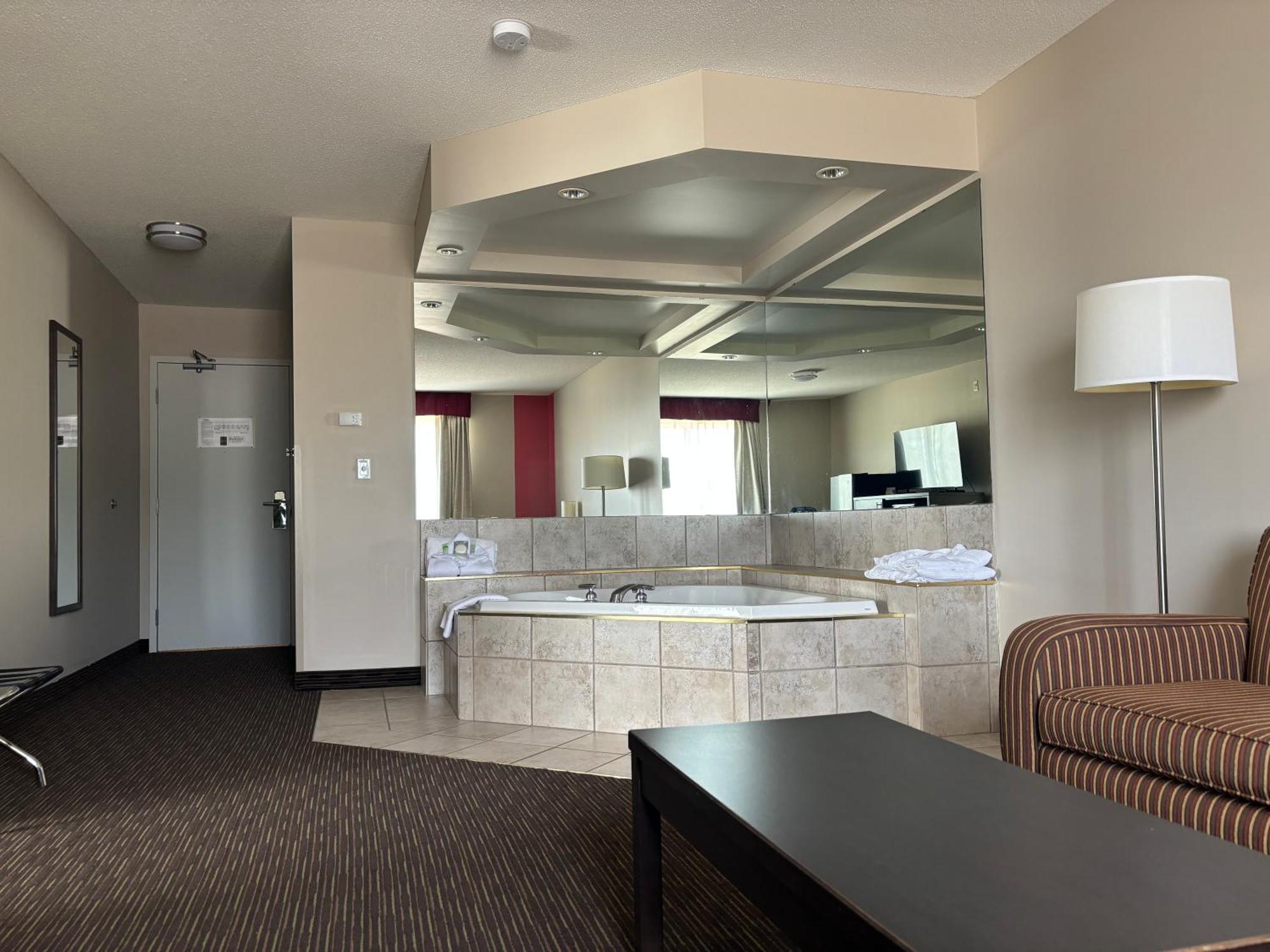 Ramada By Wyndham Estevan Exteriör bild